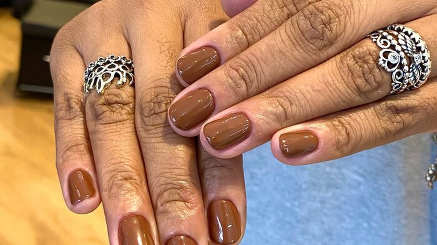 Esmaltação em gel em cor sólida, unhas curtas ovais com acabamento uniforme — trabalho de Priscila Dias