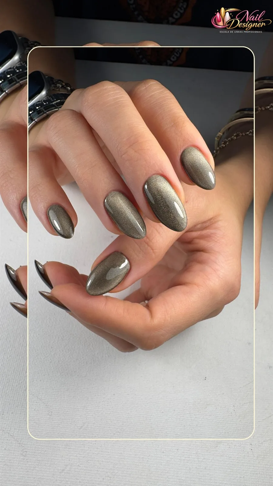 Alongamento em tom metalico acinzentado com estrutura moderna e marcante.