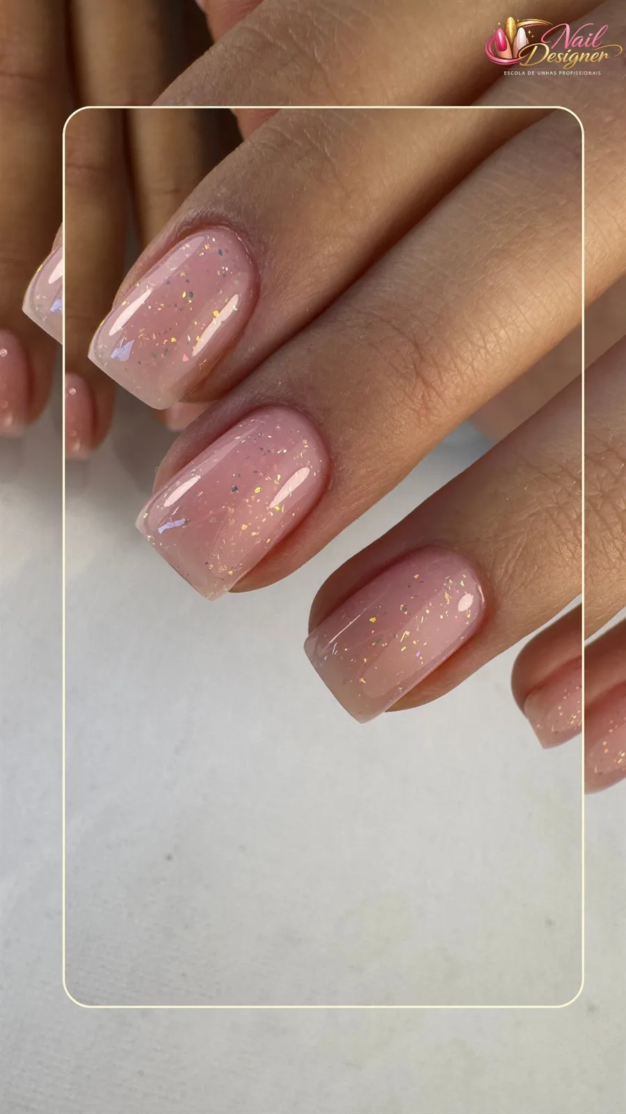 Unhas rosadas com brilho suave e acabamento uniforme em estilo comercial.