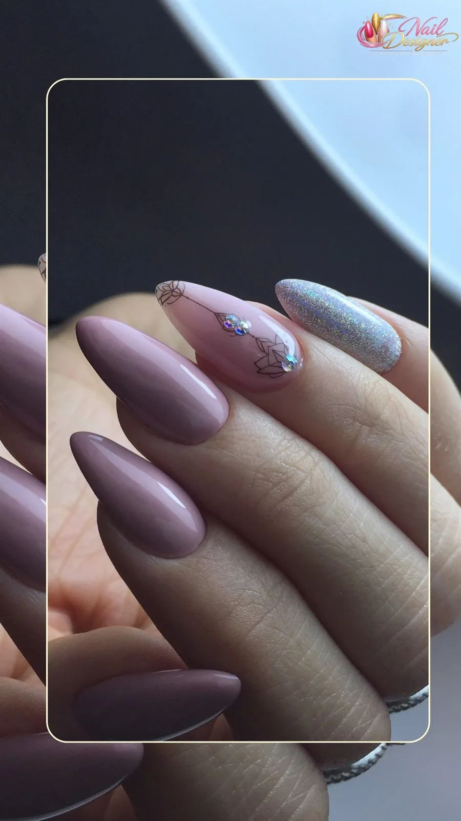 Unhas alongadas em tom malva com ponta fina e acabamento artistico.