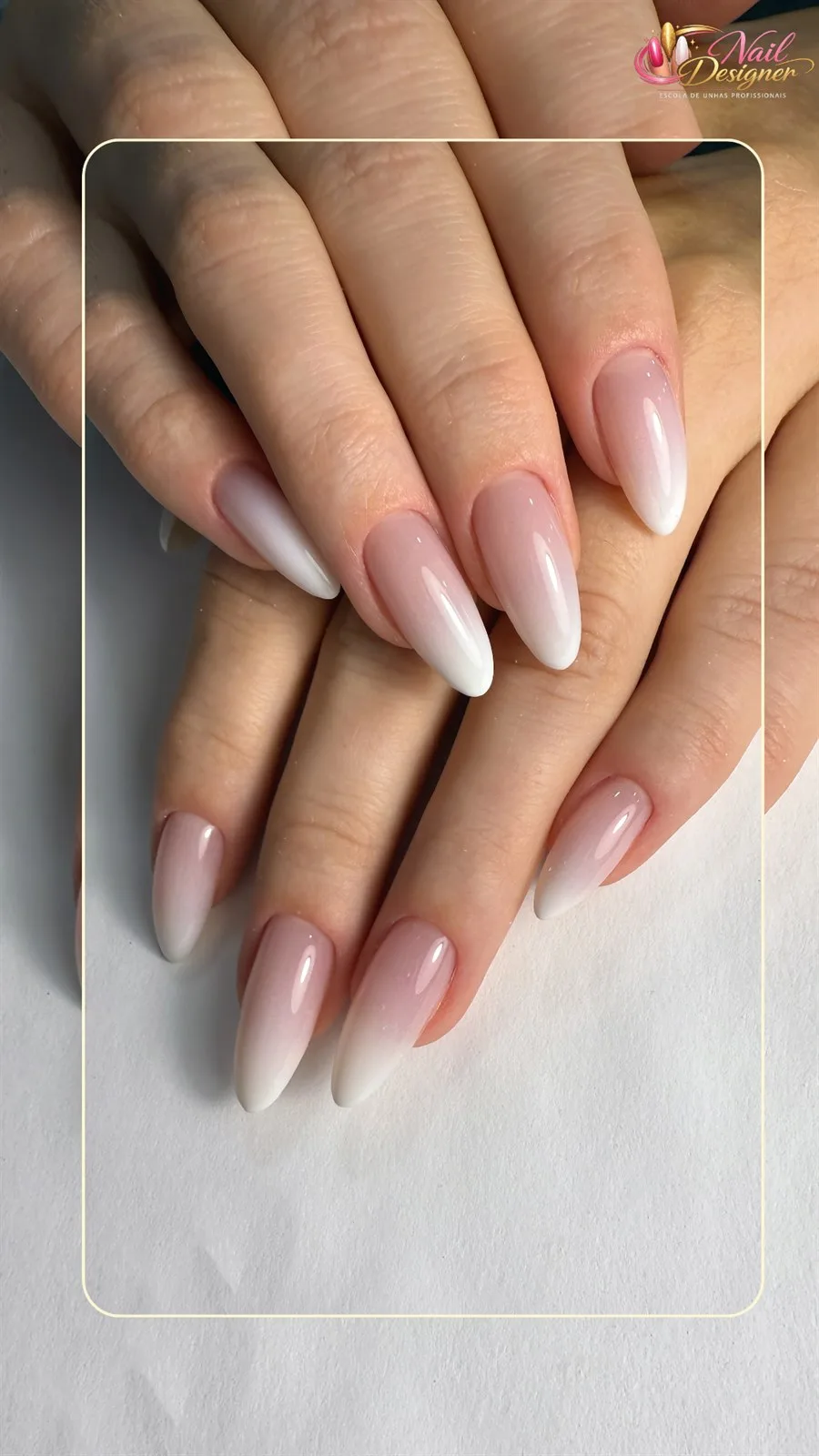 Alongamento nude rosado com ponta bem definida e visual sofisticado.